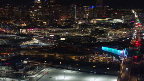 Denver-Innenstadt-Colfax-I25-Autobahn-Verkehr-Luftbild-Drohne-Verschneit-Winter-Abend-Dunkel-Nacht-Stadt-Lichter-Landschaft-Wolkenkratzer-Colorado-Filmisch-Anamorph-Schwenk-Nach-Oben-Enthüllen-Vorwärtsbewegung