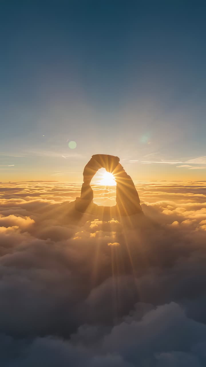 Video verticale: Sole che si allinea e passa attraverso un arco di roccia, con un effetto stella e poi oscurandosi, proiettando lunghe ombre.