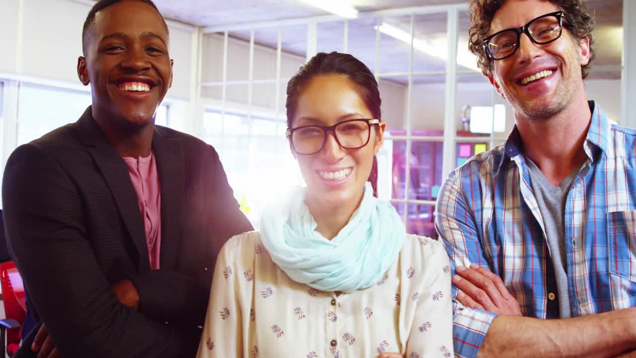 retrato de ejecutivos de negocios sonriendo a la cámara