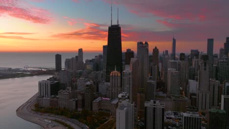 Amanecer-Aéreo-En-La-Costa-Dorada-De-Chicago-Con-La-Torre-Hancock