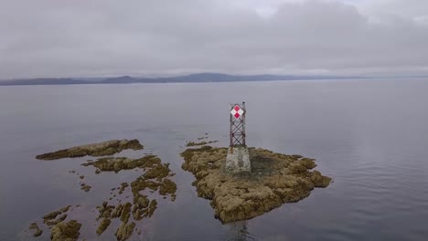 órbita aérea cercana, arrecife de vanderbilt, grieta peligrosa vista del sitio del naufragio, juneau ak, canal de lynn