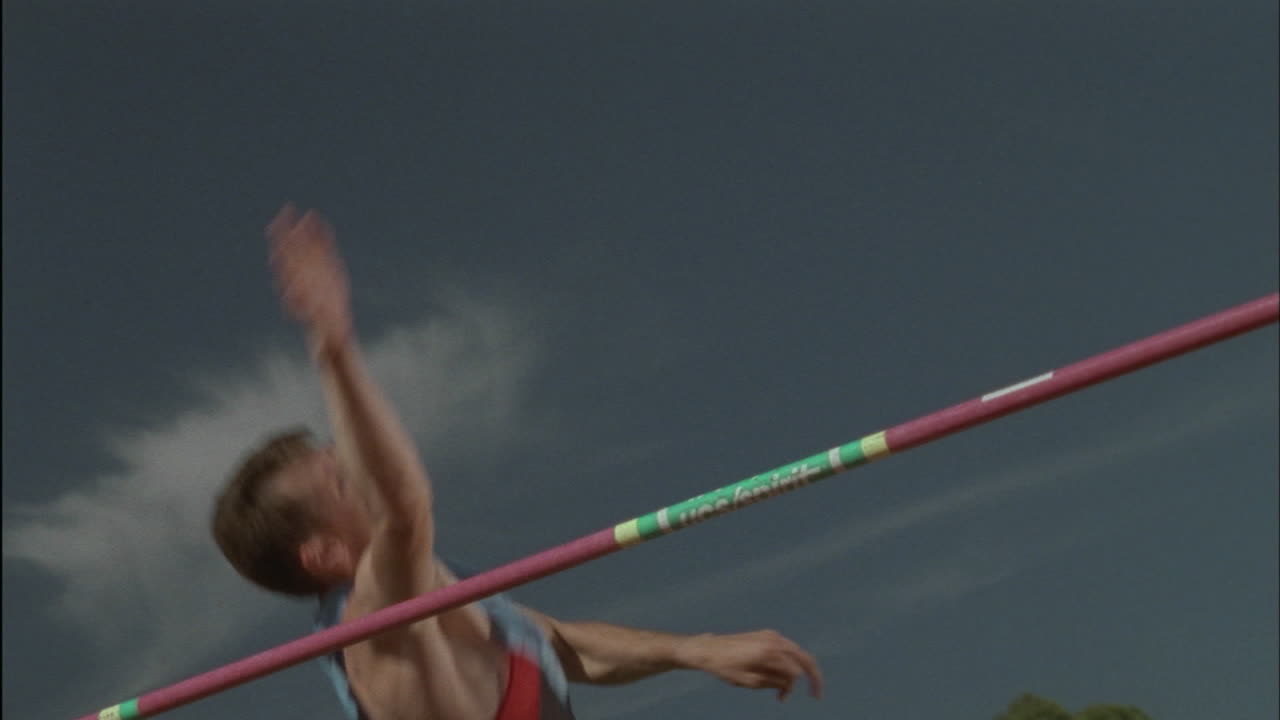 선수가 높이뛰기를 한다