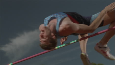 un atleta realiza un salto de altura