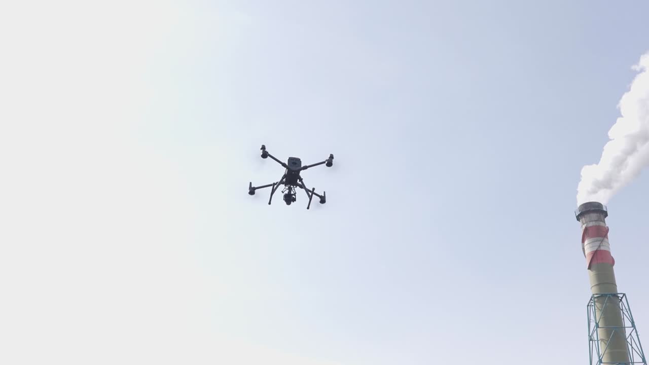 산업 공장에서 비행하는 산업 대형 드론 - 영화 같은 슬로우 모션 샷