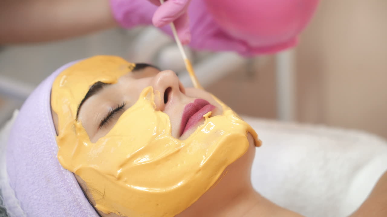 Người phụ nữ trẻ tiêm thẩm mỹ làm đẹp mặt tại thẩm mỹ viện. Thẩm mỹ nội khoa. Đắp mặt nạ tại spa.
