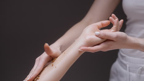 masaje de manos con exfoliante de azúcar