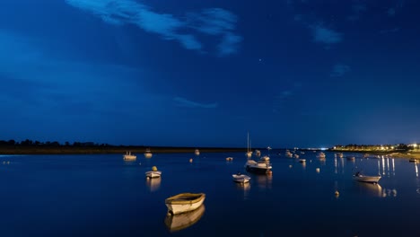 Nachtsterne-Im-Zeitraffer-Auf-Einem-Wunderschönen-Fluss