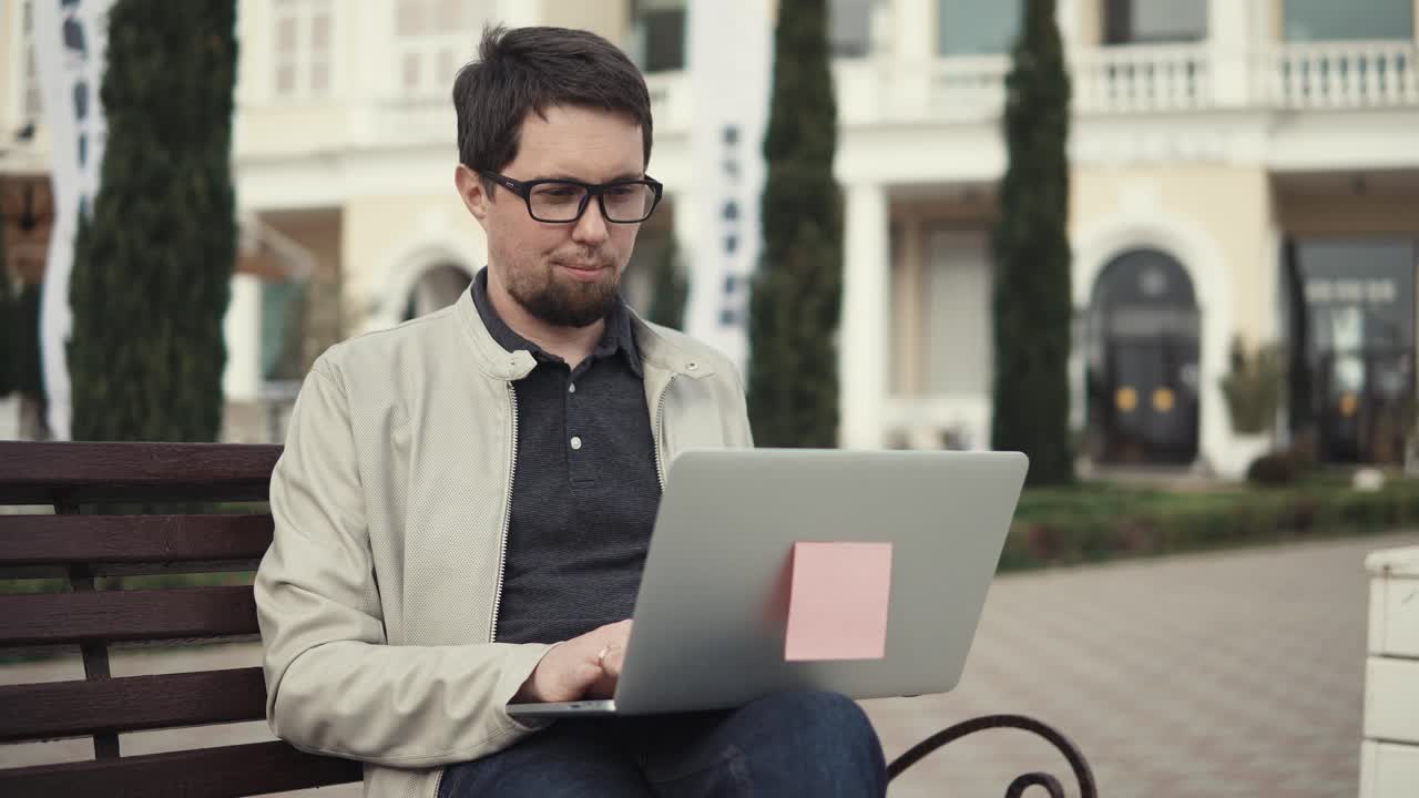 hombre trabajando en una laptop al aire libre