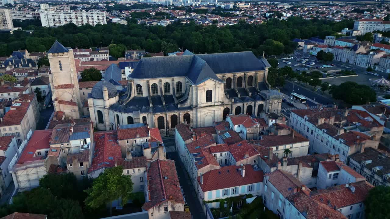 프랑스 라 로에 있는 세인트 루이 대성당과 배경에 있는 베르돈 광장