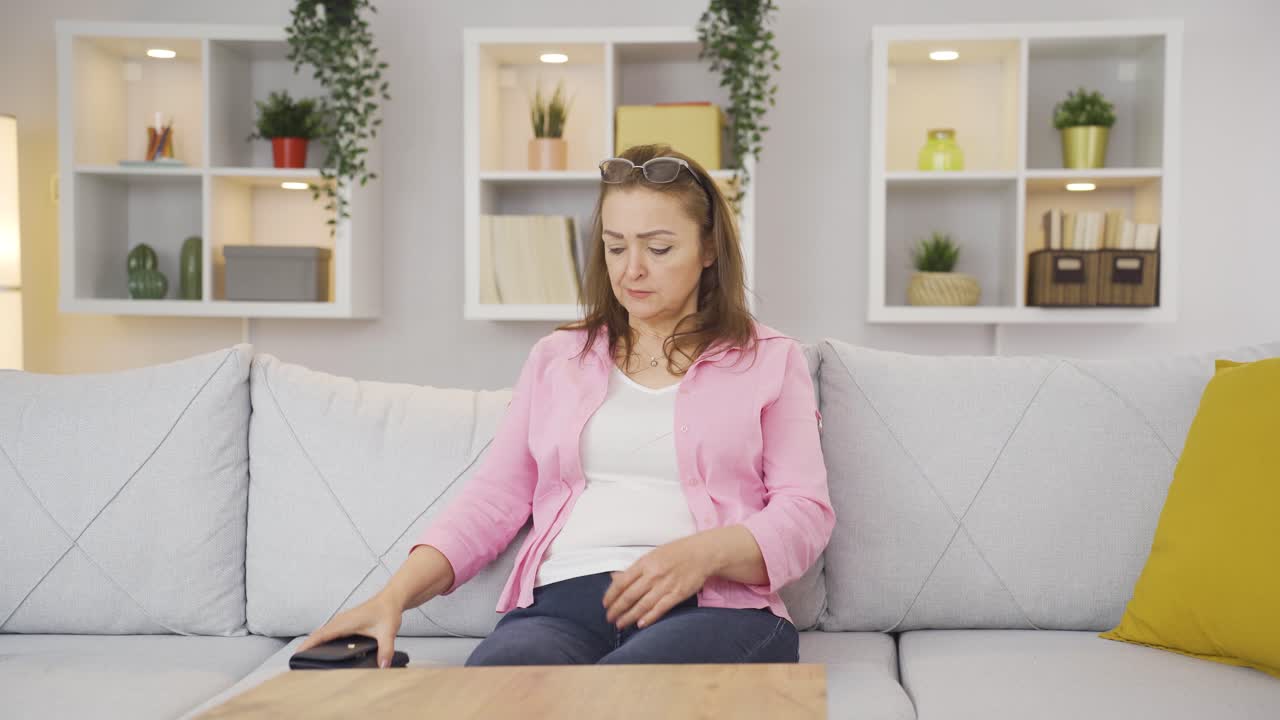 배고픈 여자가 배를 잡고 있다. 돈이 없습니다.