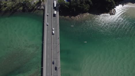 Tráfico-En-Tallebudgera-Creek-Bridge-A-La-Luz-Del-Día-En-Queensland,-Australia