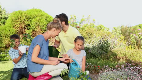 Glückliche-Junge-Familie-Gemeinsam-Im-Garten