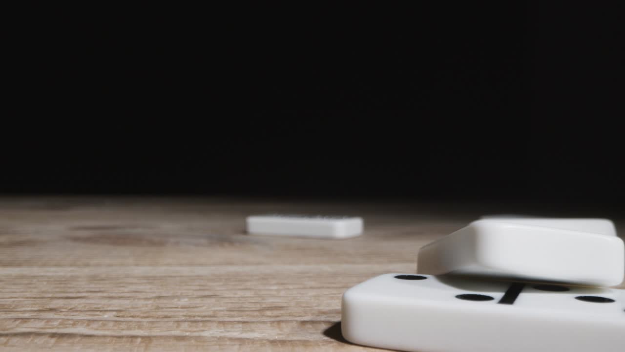 떨어지는 도미노의 추적 샷