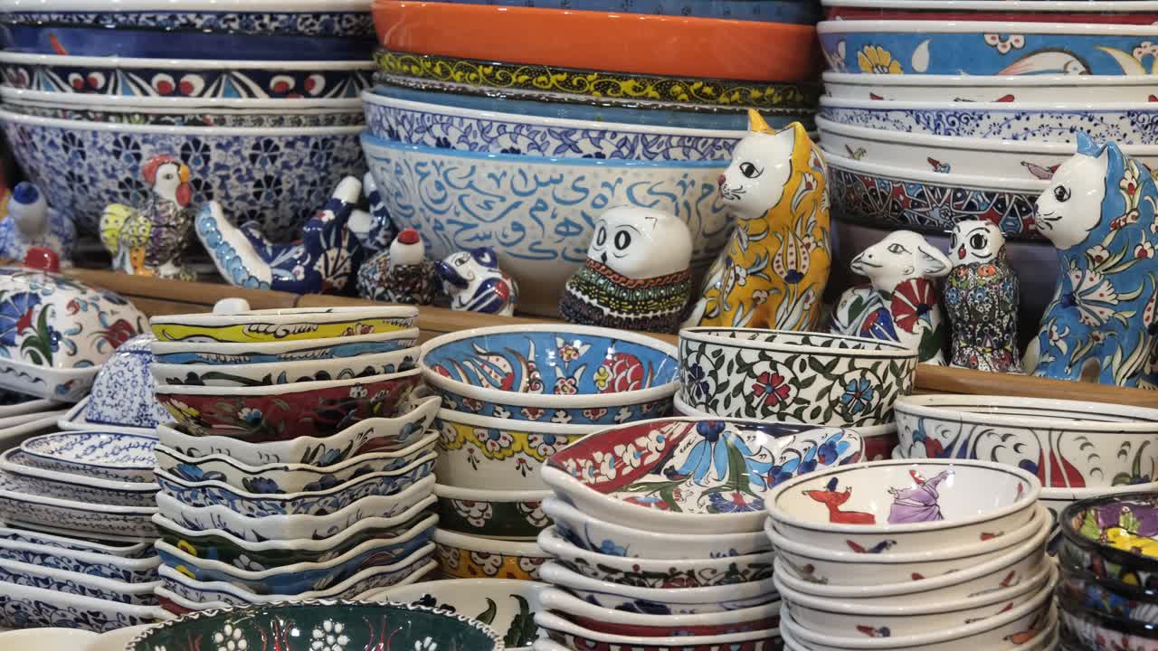 캠퍼 십대가 숲에서  ⁇ 고 있습니다.