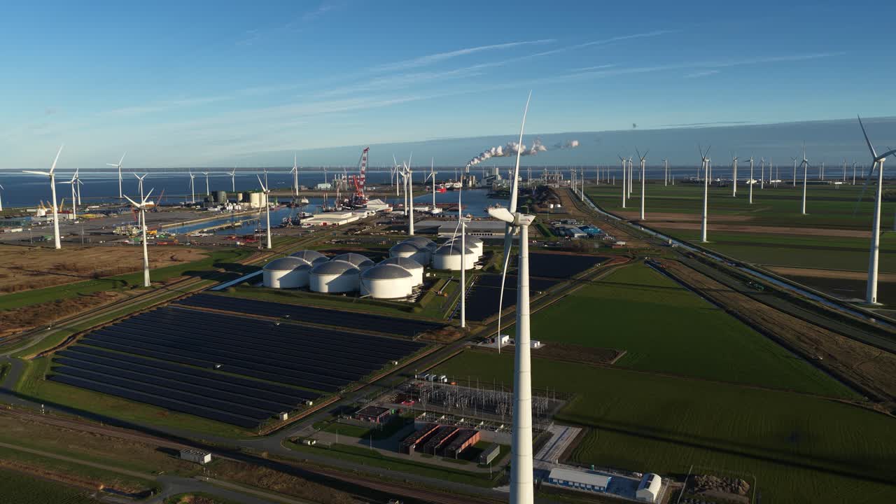 Vídeo aéreo dos silos de armazenamento estratégico no terminal de Eemshaven, Holanda. Destaques para o manuseio de petróleo bruto, a cadeia de fornecimento de energia e a infraestrutura do parque solar circundante