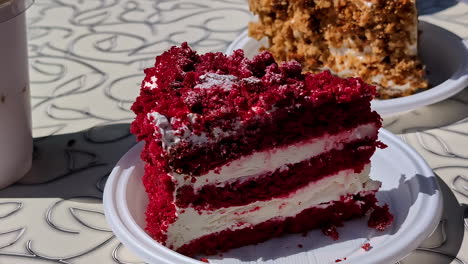 Red-Velvet-Und-Honig-Schichtkuchen-Auf-Tisch-Im-Freien-In-Nahaufnahme