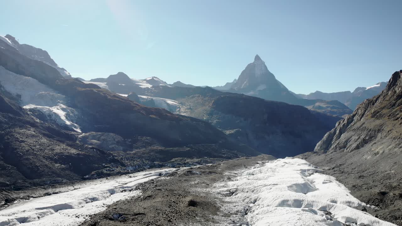 vista aérea del matterhorn sobre las morrenas y grietas del glaciar gorner en un día soleado de verano en zermatt, suiza