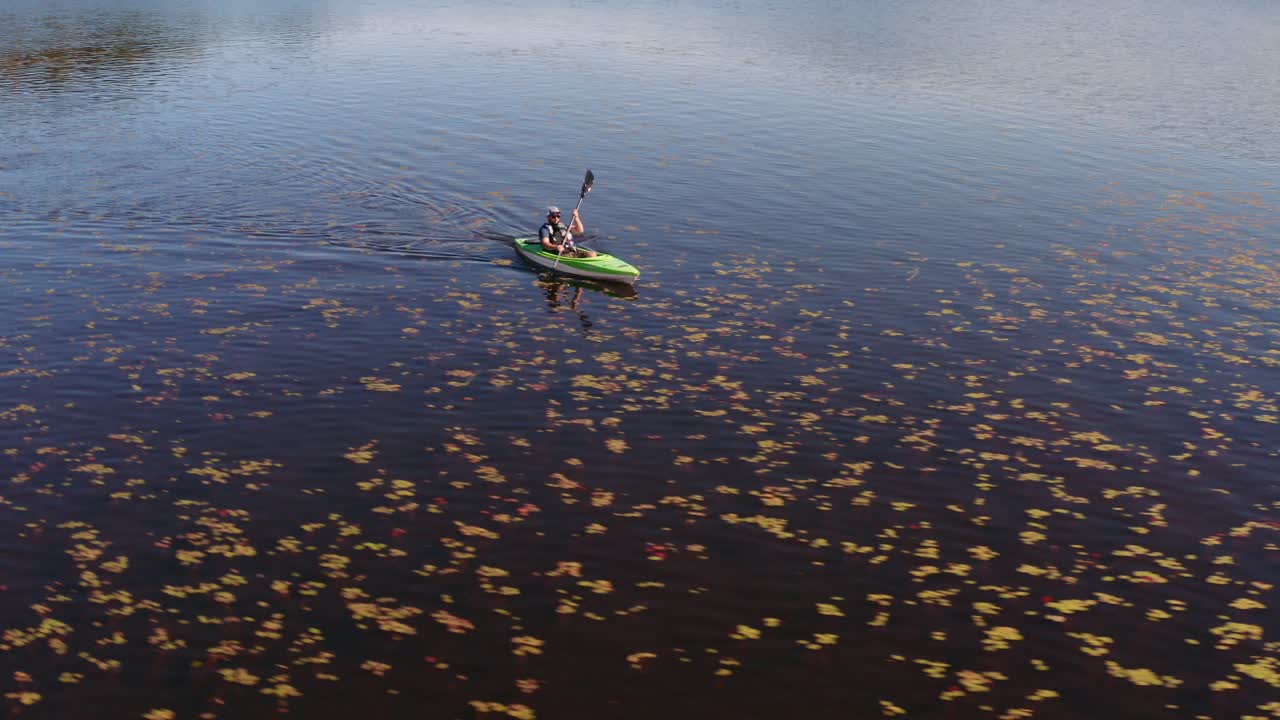 조용 한 호수 에서 카야크 를 타고 있는 사람
