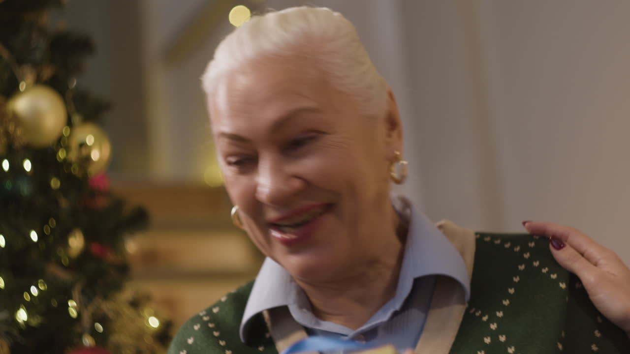 mujer mayor con regalo de navidad