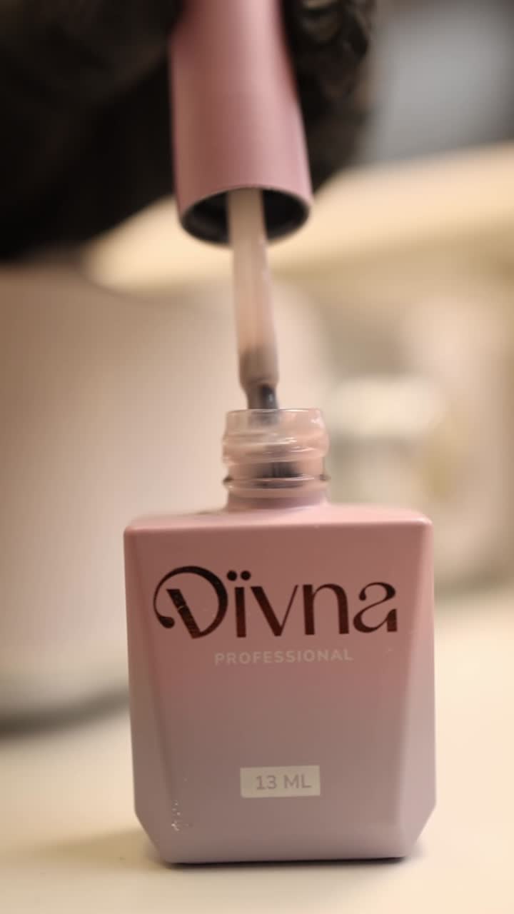 Smalto professionale per unghie Divna