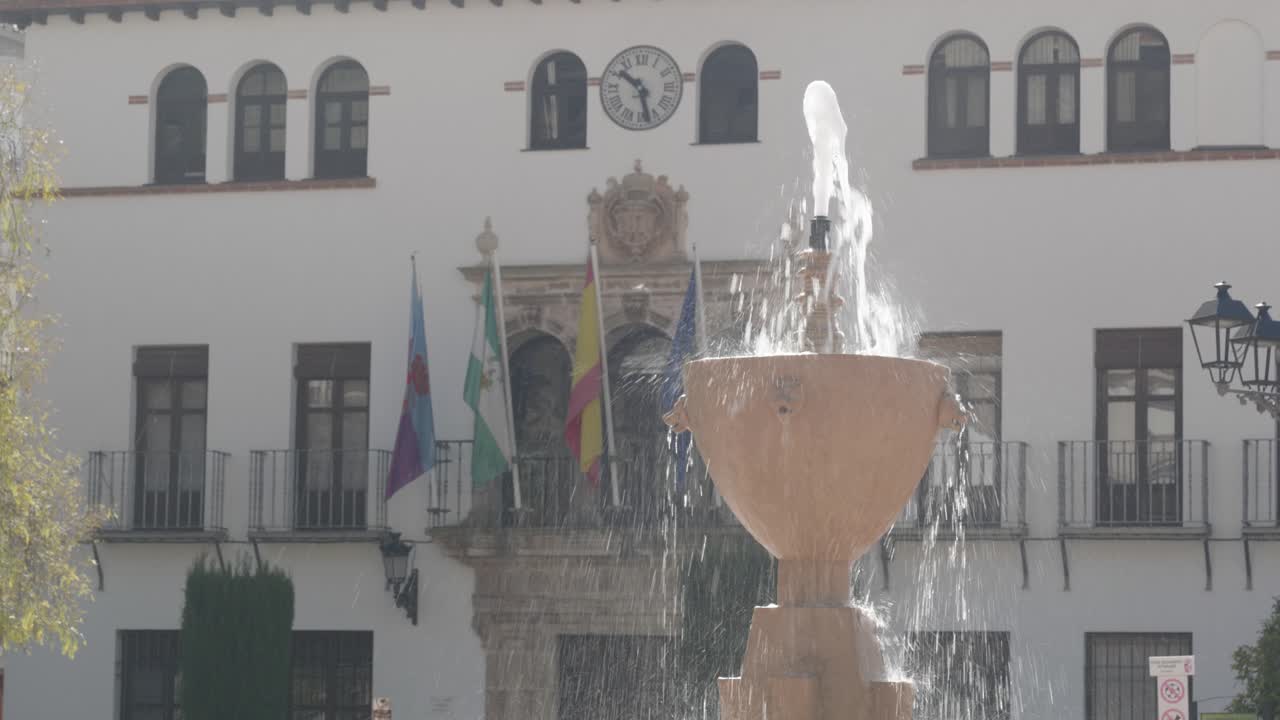 fuente de agua en la plaza de una ciudad andaluza