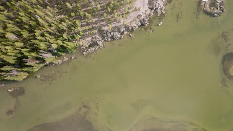 Imágenes-Aéreas-De-Drones-Del-Lago-Sparks-En-Bend-Oregon-A-Lo-Largo-De-La-Autopista-Cascade-Lakes