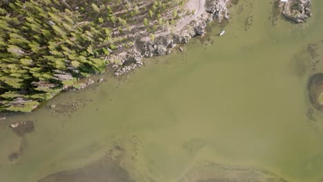 imágenes aéreas de drones del lago sparks en bend, oregon a lo largo de la autopista cascade lakes