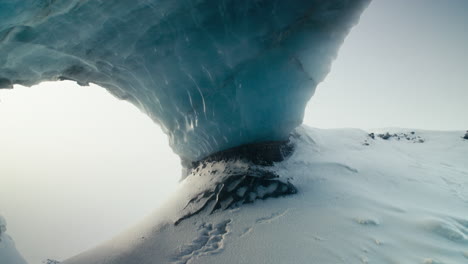 pilar de hielo abstracto gigante en una cueva de hielo azul con nieve inclinada hacia arriba