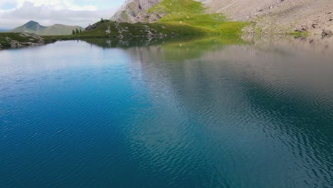 Vuelo-Cinematográfico-Sobre-Un-Hermoso-Lago-De-Montaña