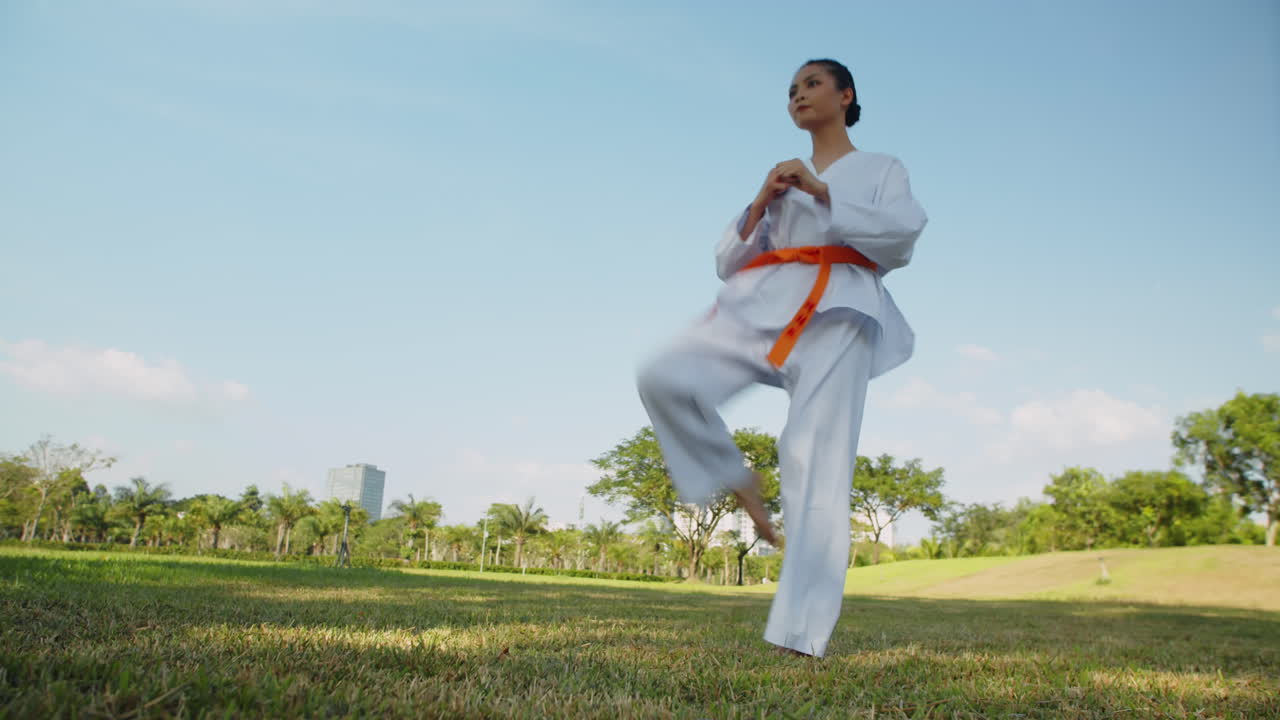 V1-0044_2023.12.14 DI Trung Crossmedia People practising taekwondo00000000.mov