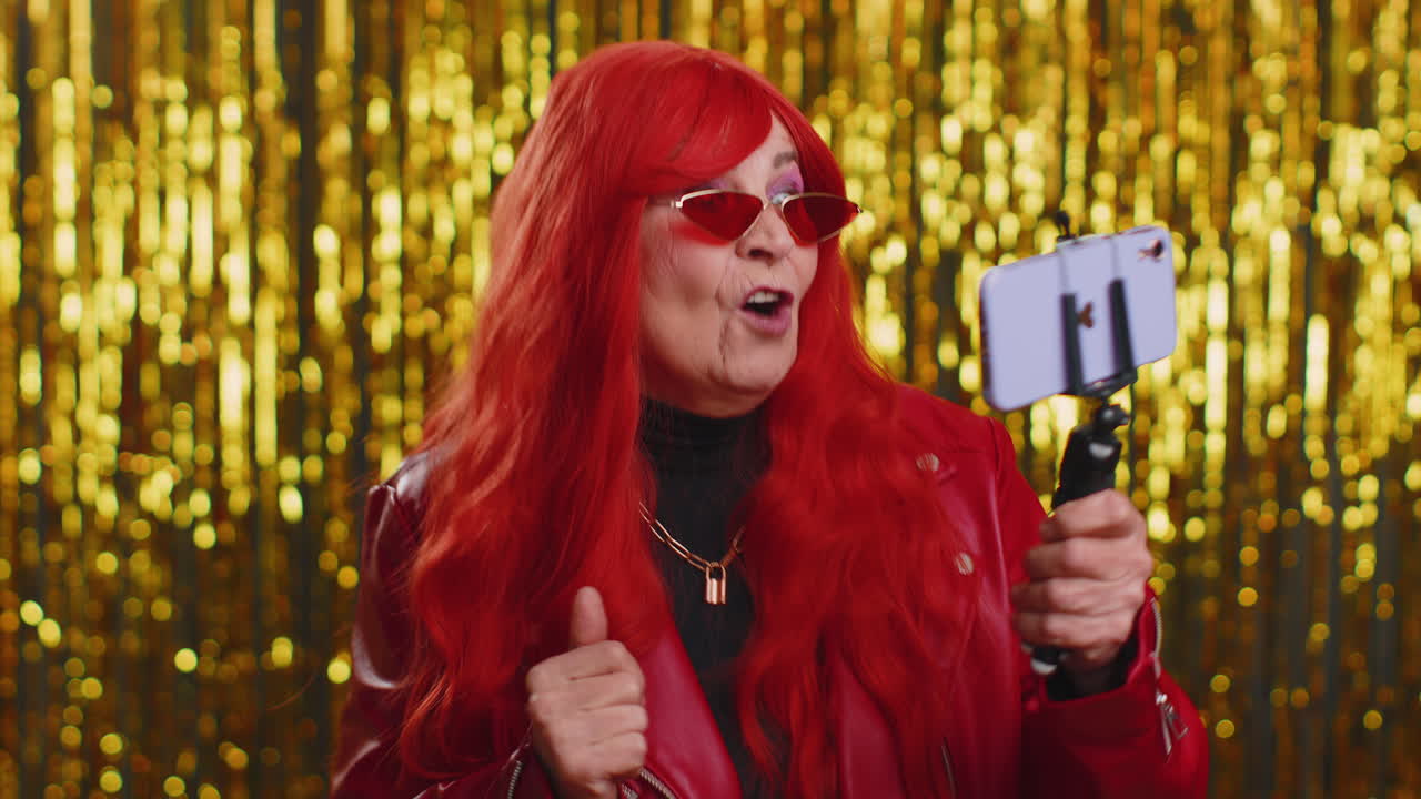 여성 블로거가 휴대폰으로 셀카를 찍습니다 셀카 스틱 커뮤니케이션 비디오 가입자가 온라인으로 전화합니다