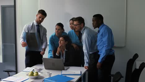 equipo de médicos discutiendo sobre el informe de rayos x