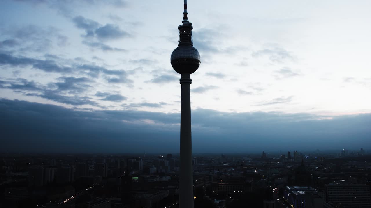 Zeitrafferaufnahme im Morgengrauen des berühmten Fernsehturms in Berlin, Deutschland.