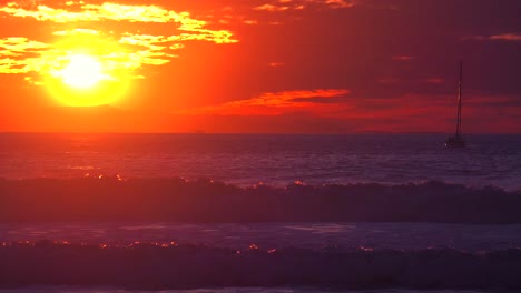 Un-Velero-Pasa-Al-Atardecer-Por-Una-Playa-Del-Sur-De-California-1