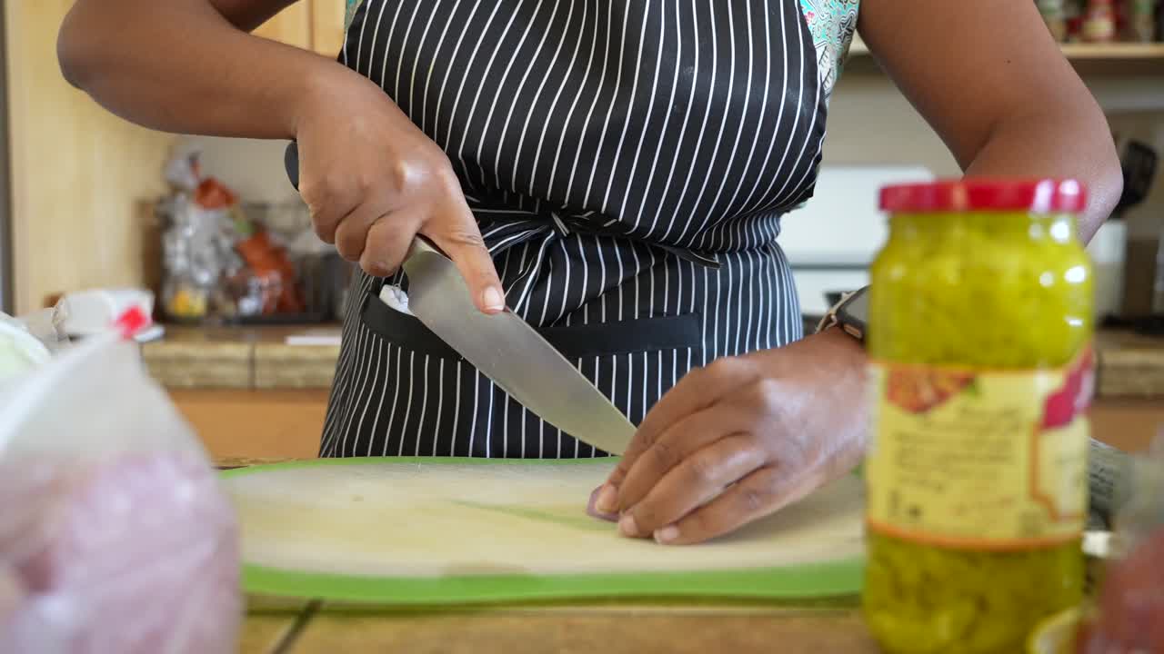 rebanar chalotes para hacer un aderezo de ensalada casero para una ensalada picada italiana - serie de ensalada antipasto