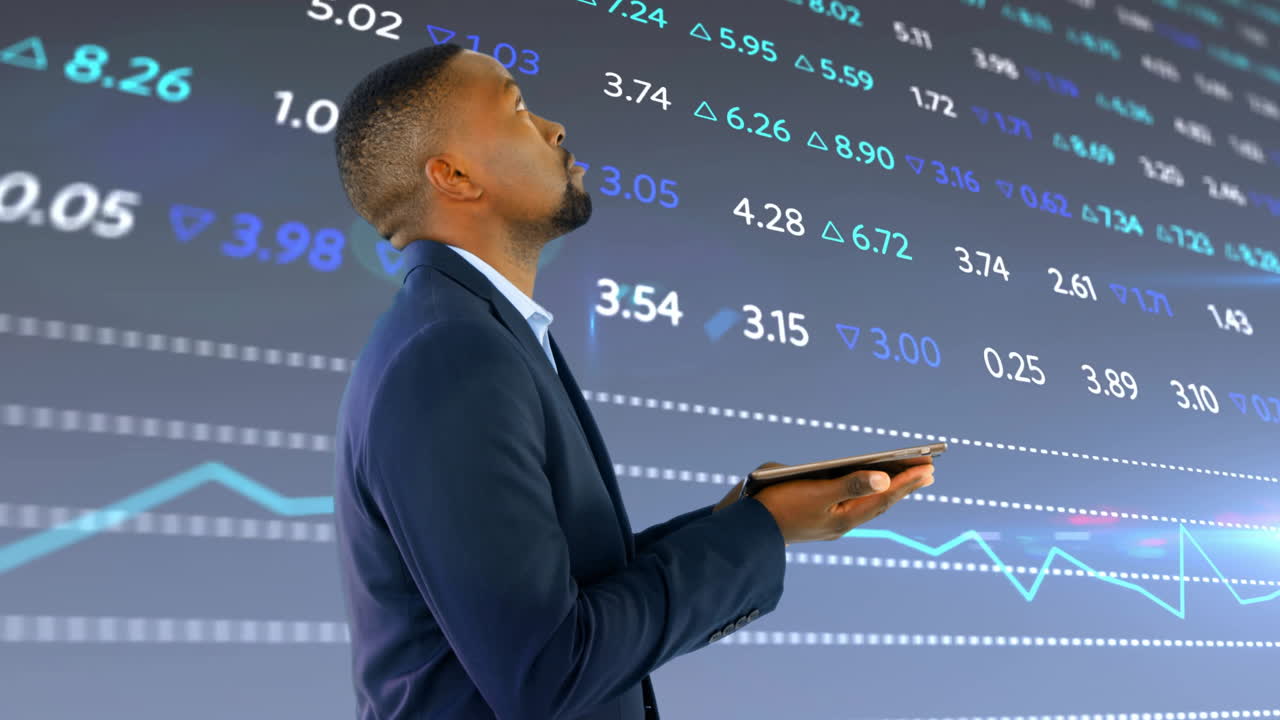 animación del procesamiento de datos financieros sobre un empresario afroamericano que usa una tableta