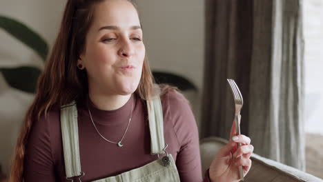 Comiendo-Pastel,-Horneando-Y-Una-Mujer-En-Una-Casa