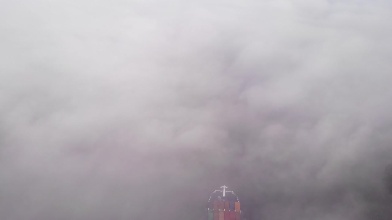 네덜란드 zwijndrecht에서 안개를 뚫고 강을 여행하는 화물선