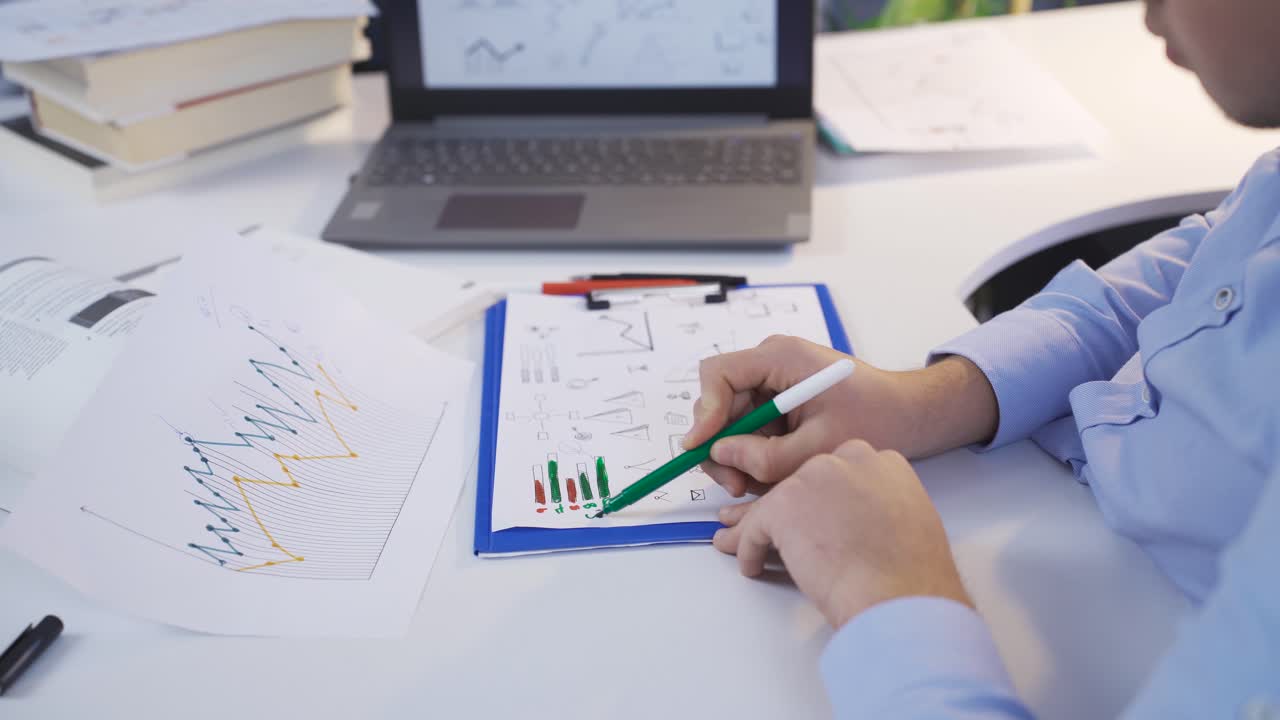 un hombre de negocios analizando gráficos. alfabetización financiera.