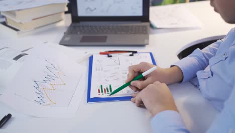 un hombre de negocios analizando gráficos. alfabetización financiera.