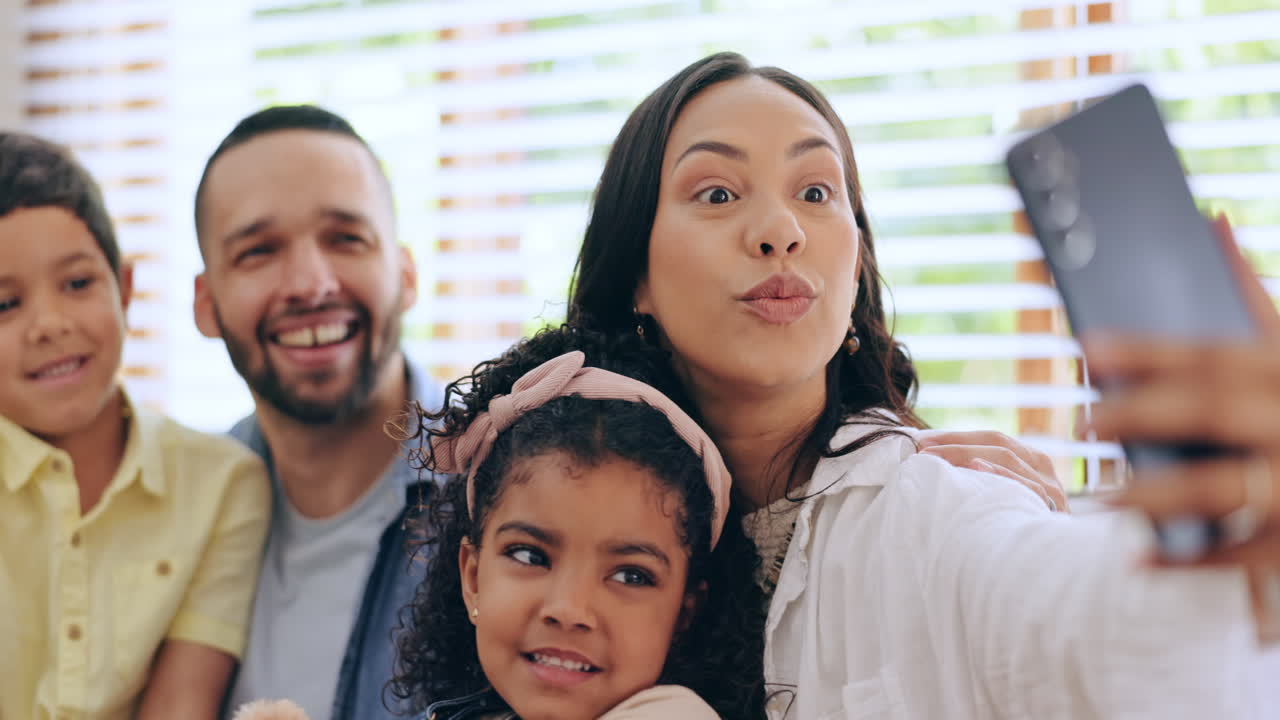Família feliz, cara engraçada ou pai tirando uma selfie