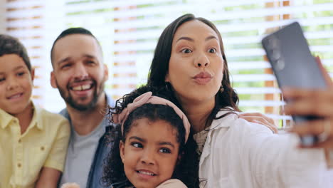 Glückliche-Familie,-Lustiges-Gesicht-Oder-Vater-Machen-Ein-Selfie