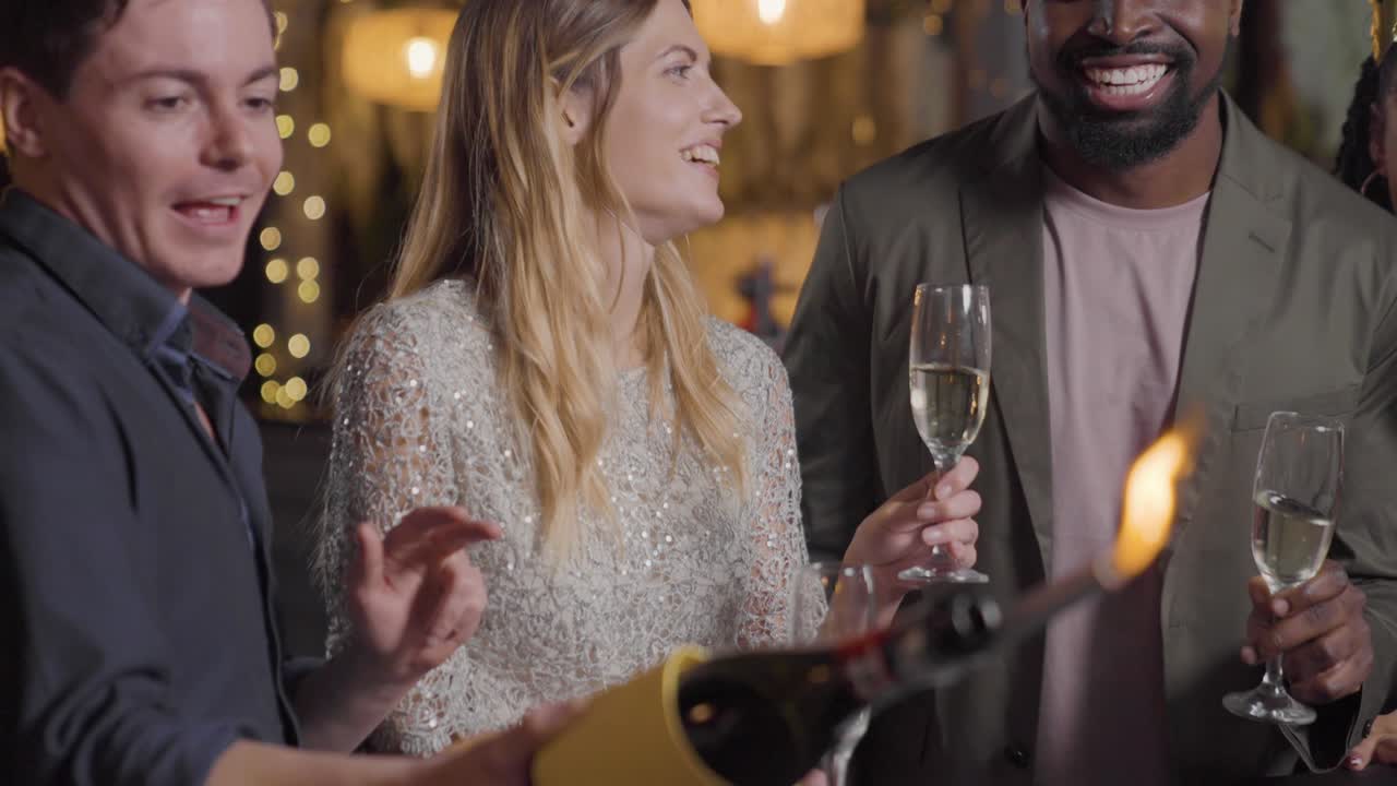 폭죽과 샴페인으로 새해 전야를 축하하는 몇몇 친구들의 중간 샷