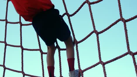 Junge-Klettert-Während-Des-Hindernisparcourstrainings-Auf-Ein-Netz