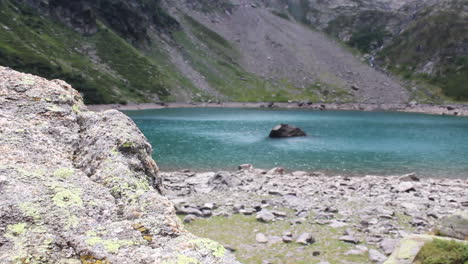 Ändern-Sie-Den-Fokus-Von-Dem-Großen-Felsen-Auf-Den-Blauen-Ruhigen-See