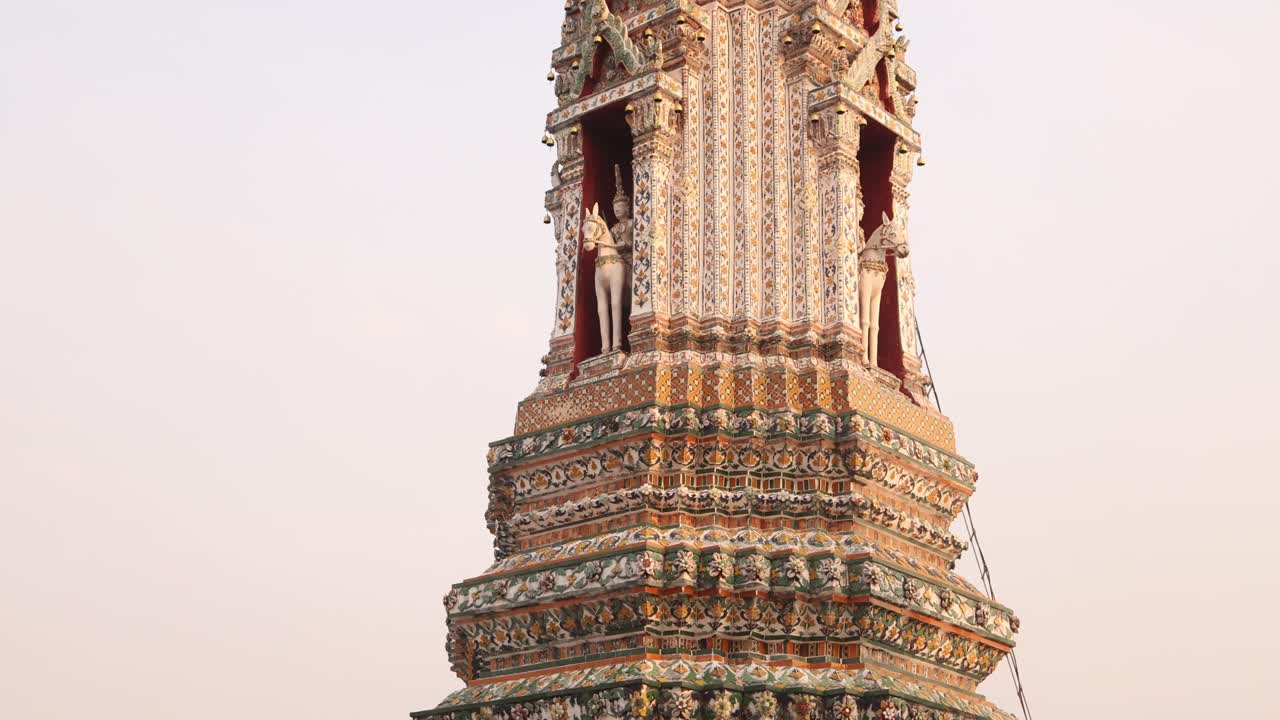 mirando hacia arriba a la torre de la pagoda detallada en un complejo de templos budistas en el casco antiguo de rattanakosin de bangkok, tailandia