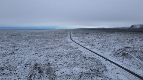 Luftaufnahme-Einer-Unendlichen-Straße-Mit-Niemandem-Im-Winter-In-Island