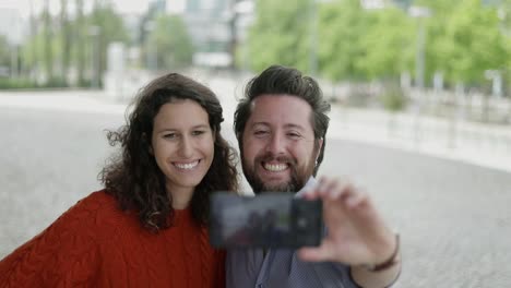 Pareja-Feliz-Tomando-Selfie-Al-Aire-Libre