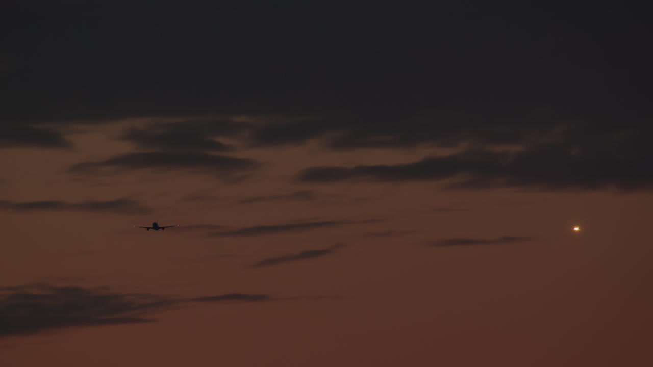 avión volando al atardecer