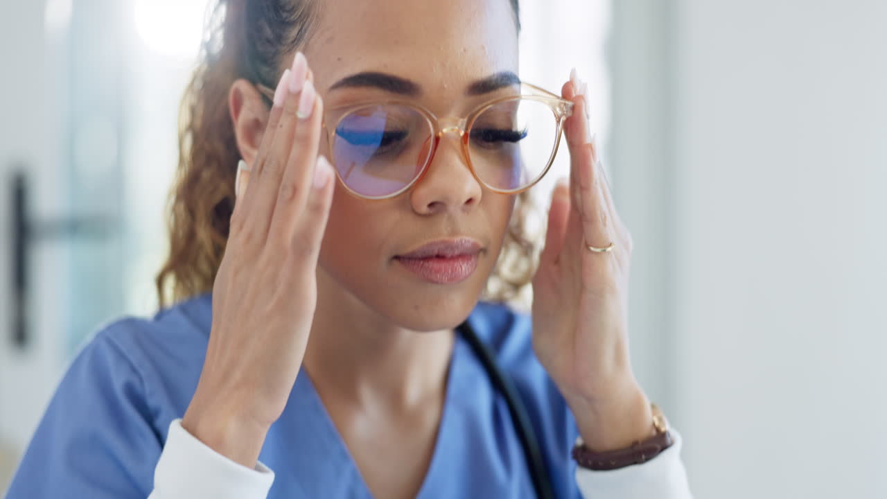 enfermera, mujer y manos limpiando vasos